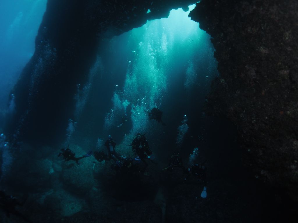 Blue-Hole-Diving
